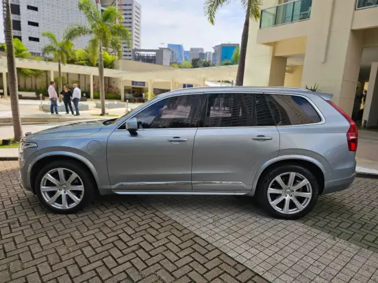 VOLVO-XC90-2017