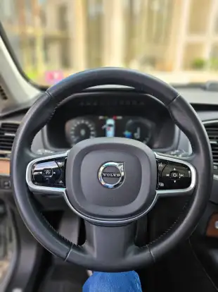 VOLVO-XC90-2017