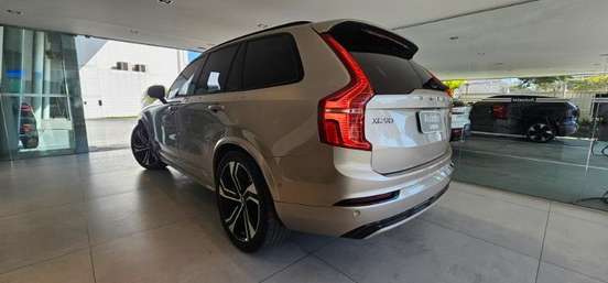 VOLVO-XC90-2023