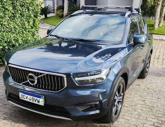 VOLVO-XC40-2021