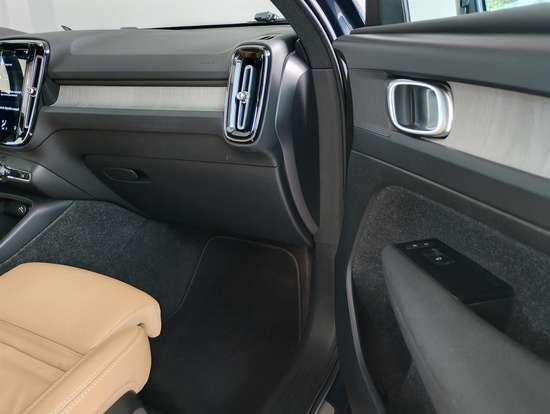 VOLVO-XC40-2021
