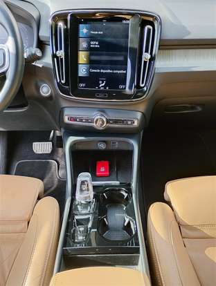 VOLVO-XC40-2021