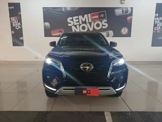 TOYOTA HILUX SW4 2.8 D-4D TURBO DIESEL SRX 7L 4X4 AUTOMÁTICO