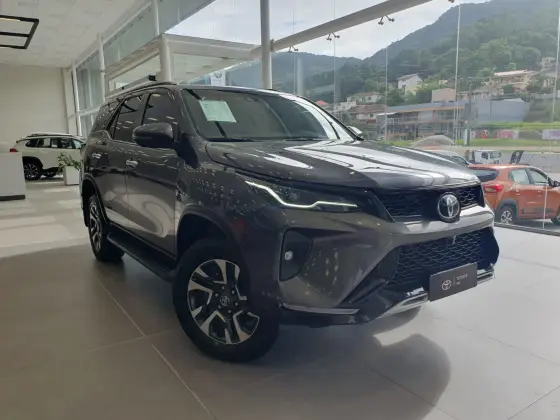 TOYOTA HILUX SW4 2.8 D-4D TURBO DIESEL SRX PLATINUM 7L 4X4 AUTOMÁTICO