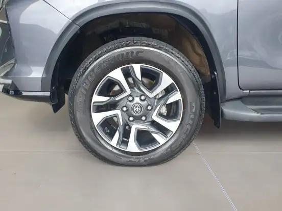 TOYOTA-HILUX SW4-2025