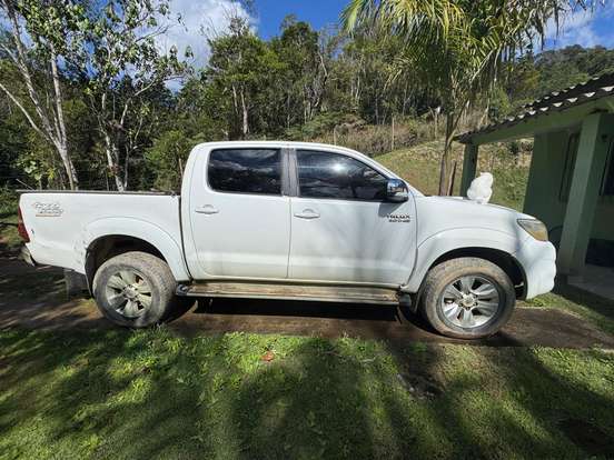 TOYOTA-HILUX-2013