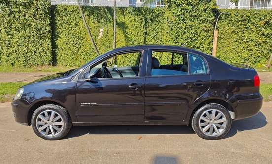 VOLKSWAGEN-POLO SEDAN-2009