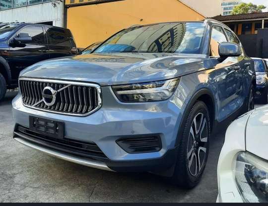 VOLVO-XC40-2021