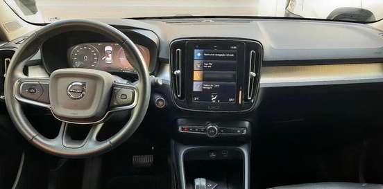 VOLVO-XC40-2021