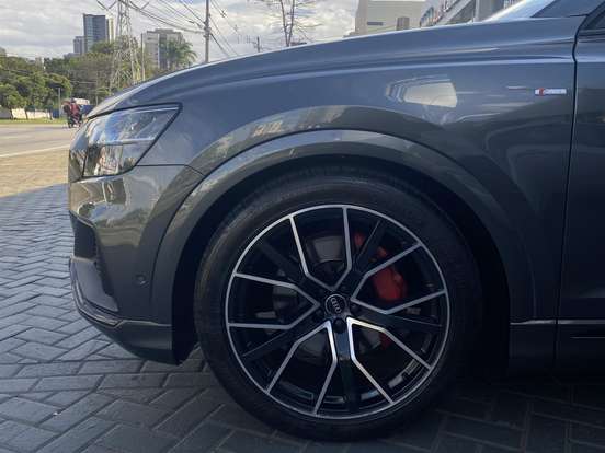 AUDI-Q8-2023