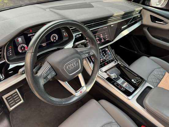 AUDI-Q8-2021