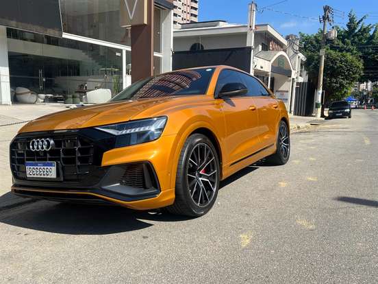 AUDI-Q8-2020