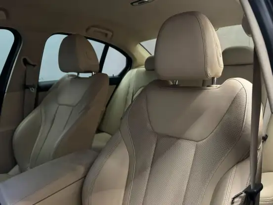 BMW-320i-2022
