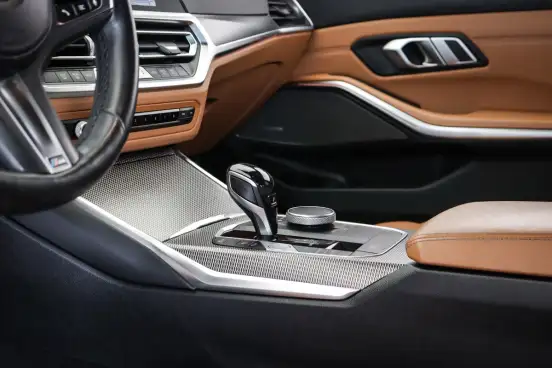 BMW-320i-2021
