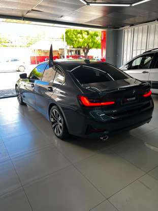 BMW-320i-2021