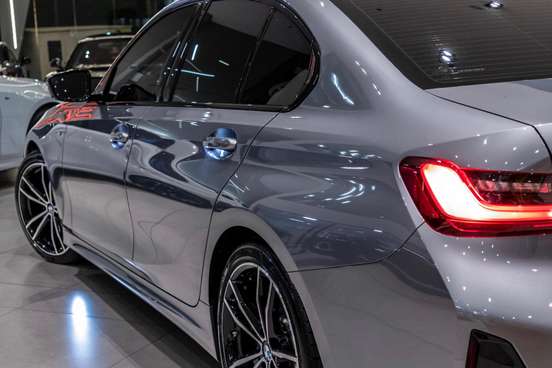 BMW-320i-2023