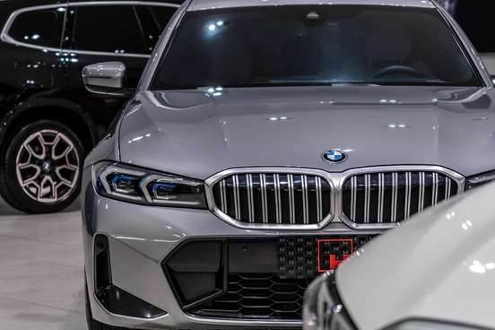 BMW-320i-2023