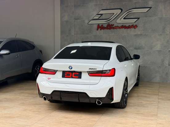 BMW-320i-2023