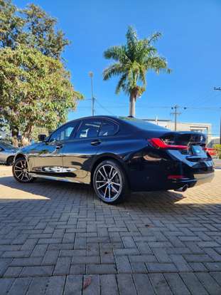 BMW-320i-2023