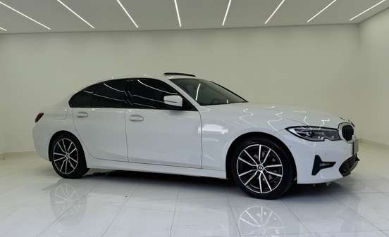 BMW-320i-2021