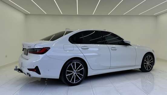 BMW-320i-2021