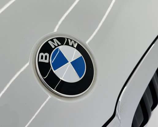 BMW-320i-2021