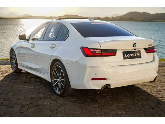 BMW-320i-2022