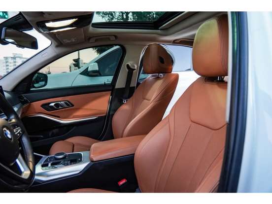 BMW-320i-2022