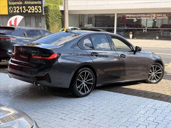 BMW-320i-2022