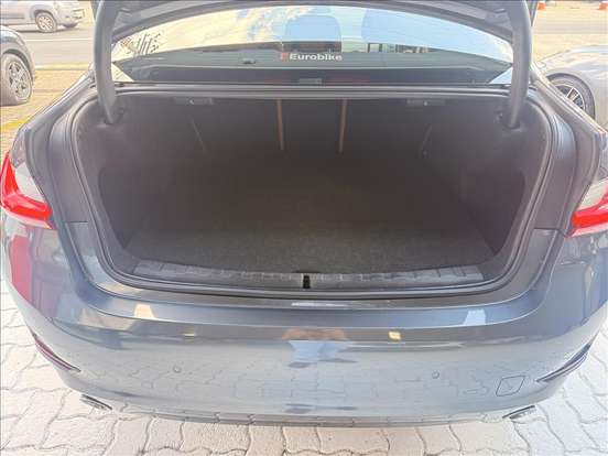 BMW-320i-2022