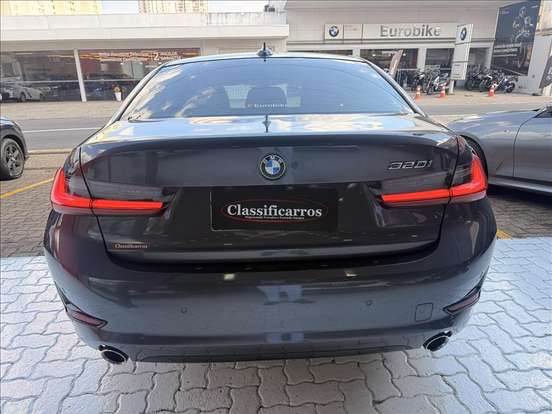 BMW-320i-2022