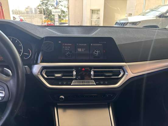 BMW-320i-2020