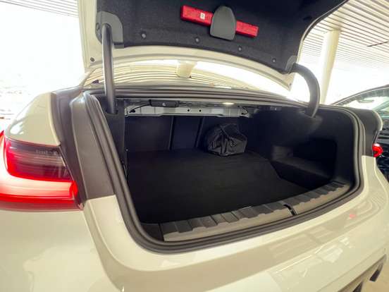BMW-330e-2025