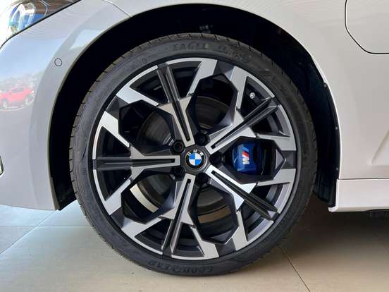 BMW-330e-2025