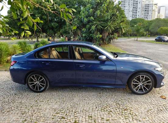 BMW-320i-2023