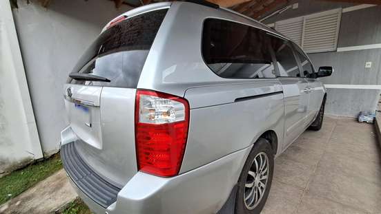 KIA-CARNIVAL-2012