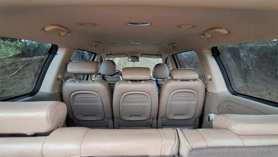 KIA-CARNIVAL-2012