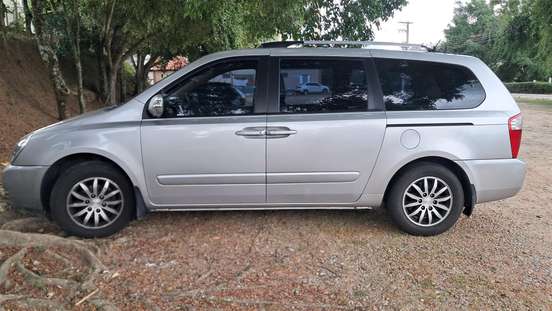 KIA-CARNIVAL-2012