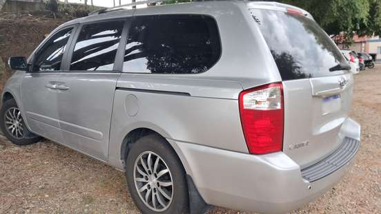 KIA-CARNIVAL-2012