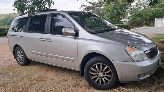 KIA-CARNIVAL-2012