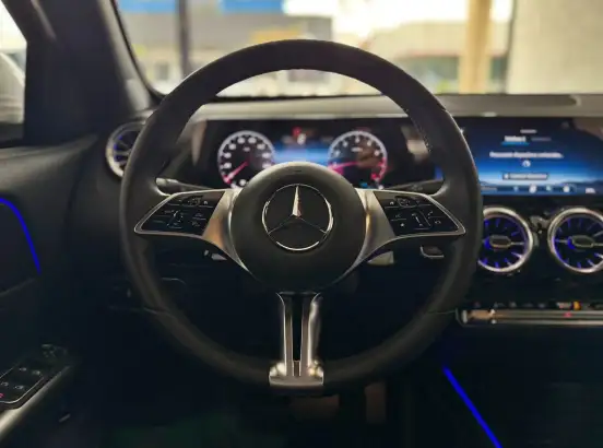 MERCEDES-BENZ-GLA 200-2024