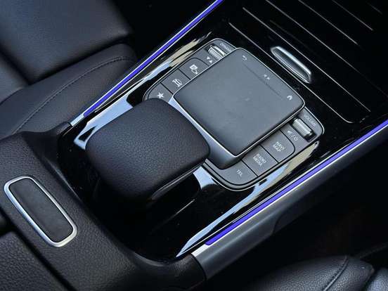 MERCEDES-BENZ-GLB 200-2022