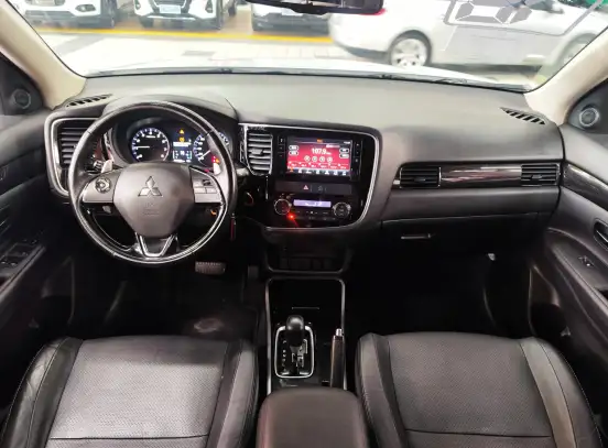 MITSUBISHI-OUTLANDER-2018