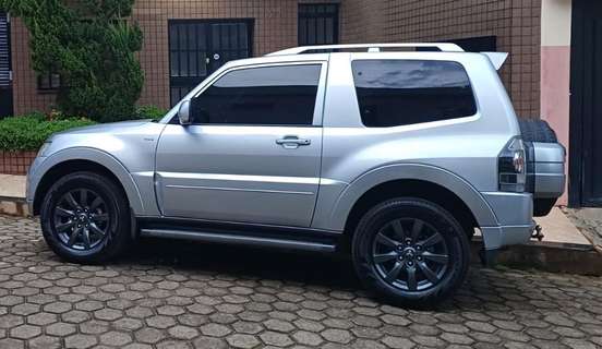 MITSUBISHI-PAJERO-2010