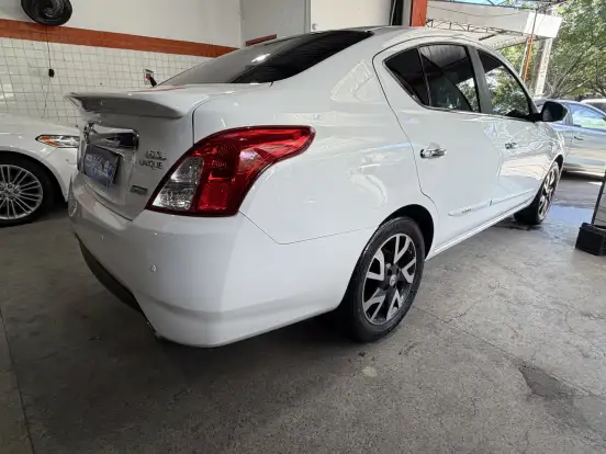 NISSAN-VERSA-2017