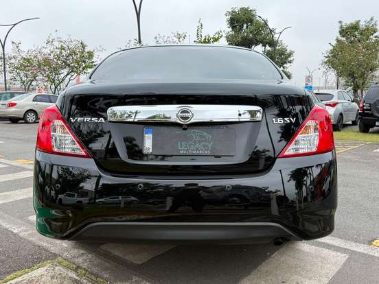 NISSAN-VERSA-2020