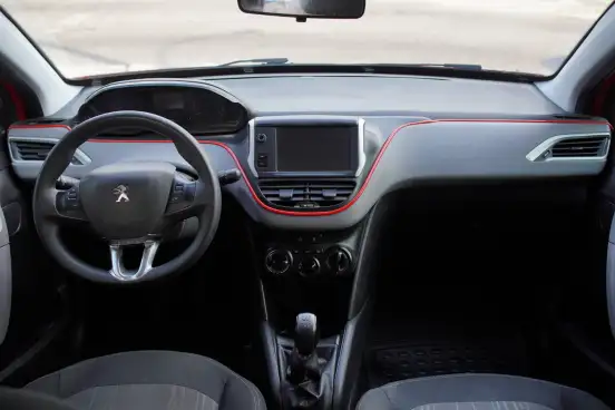 PEUGEOT-208-2017