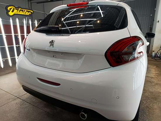 PEUGEOT-208-2016