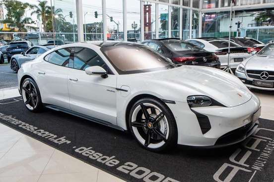 PORSCHE-TAYCAN-2020
