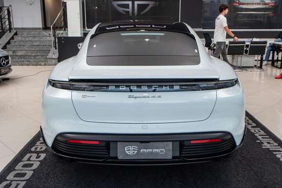 PORSCHE-TAYCAN-2020